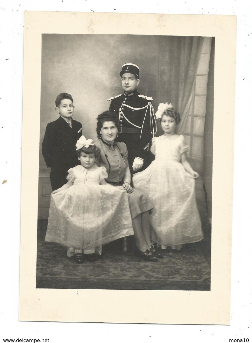 Photo De Famille - Enfants, Parents; Tenue De Gendarme - Personnes Anonymes