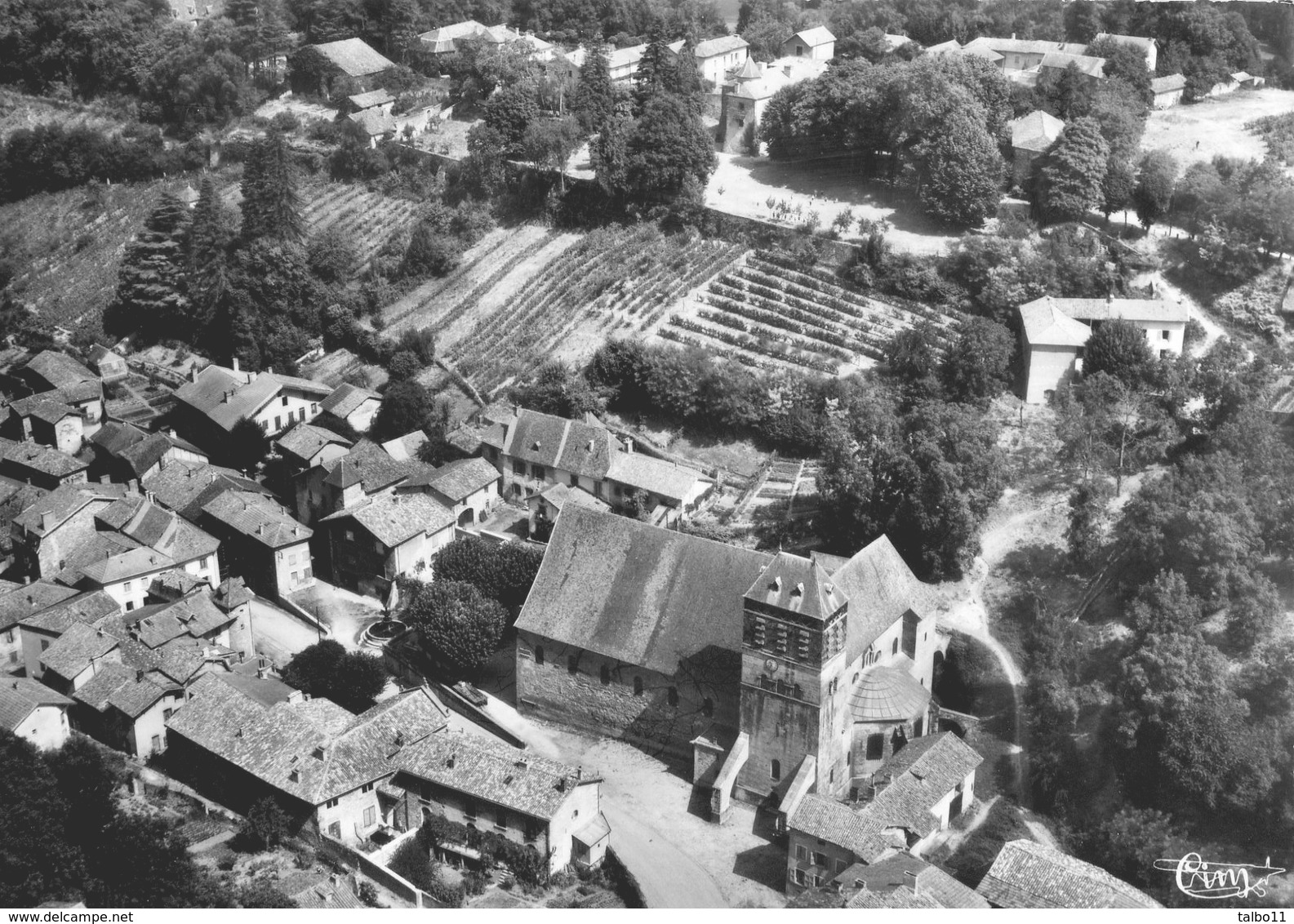 38 - Saint Chef - L'Eglise Et Le Centre Du Village - Vue Aérienne - Saint-Chef