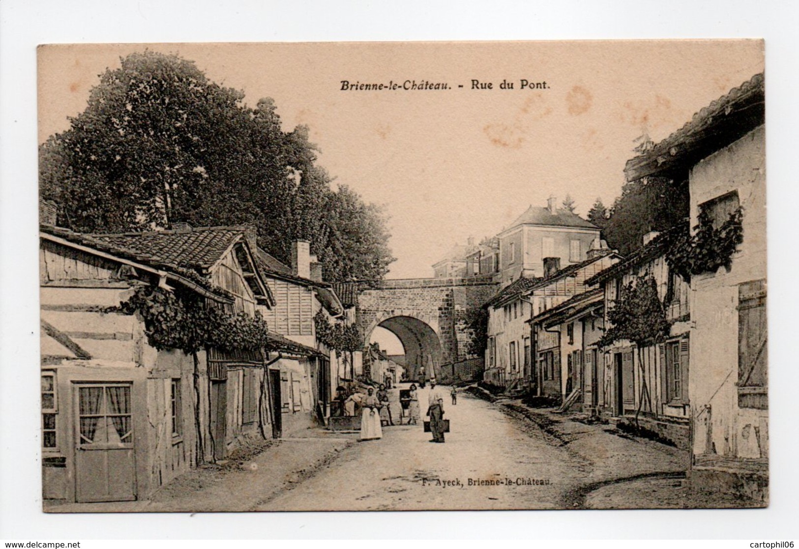 - CPA BRIENNE-LE-CHATEAU (10) - Rue Du Pont 1905 (avec Personnages) - Edition F. Ayeck - - Sonstige & Ohne Zuordnung