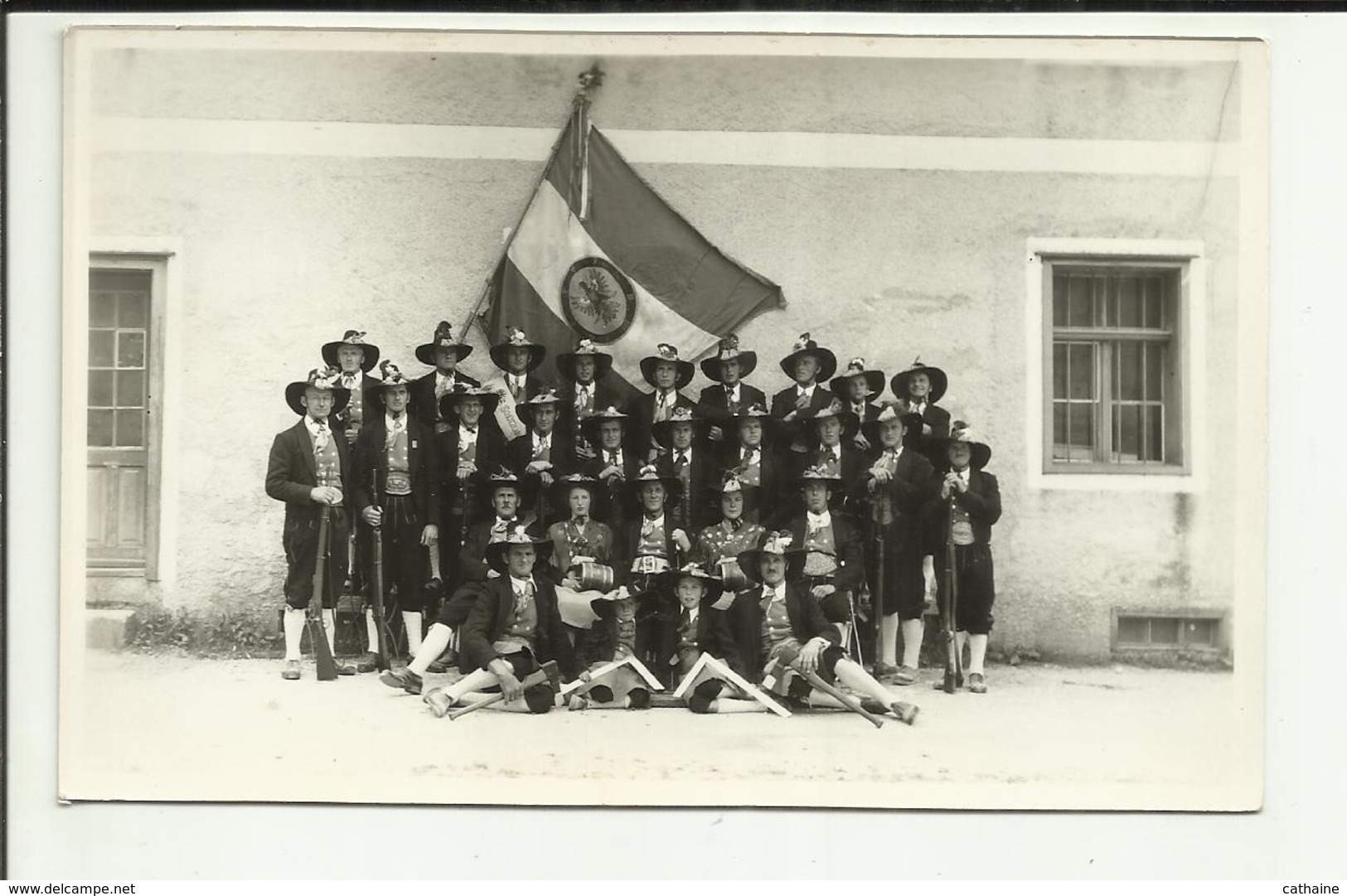 TYROL . PERTISAU . GROUPE EN COSTUME TRADITIONNEL  . DRAPEAU . EQUAIRE . COGNEE . PETITS TONNEAUX . FUSILS - Pertisau