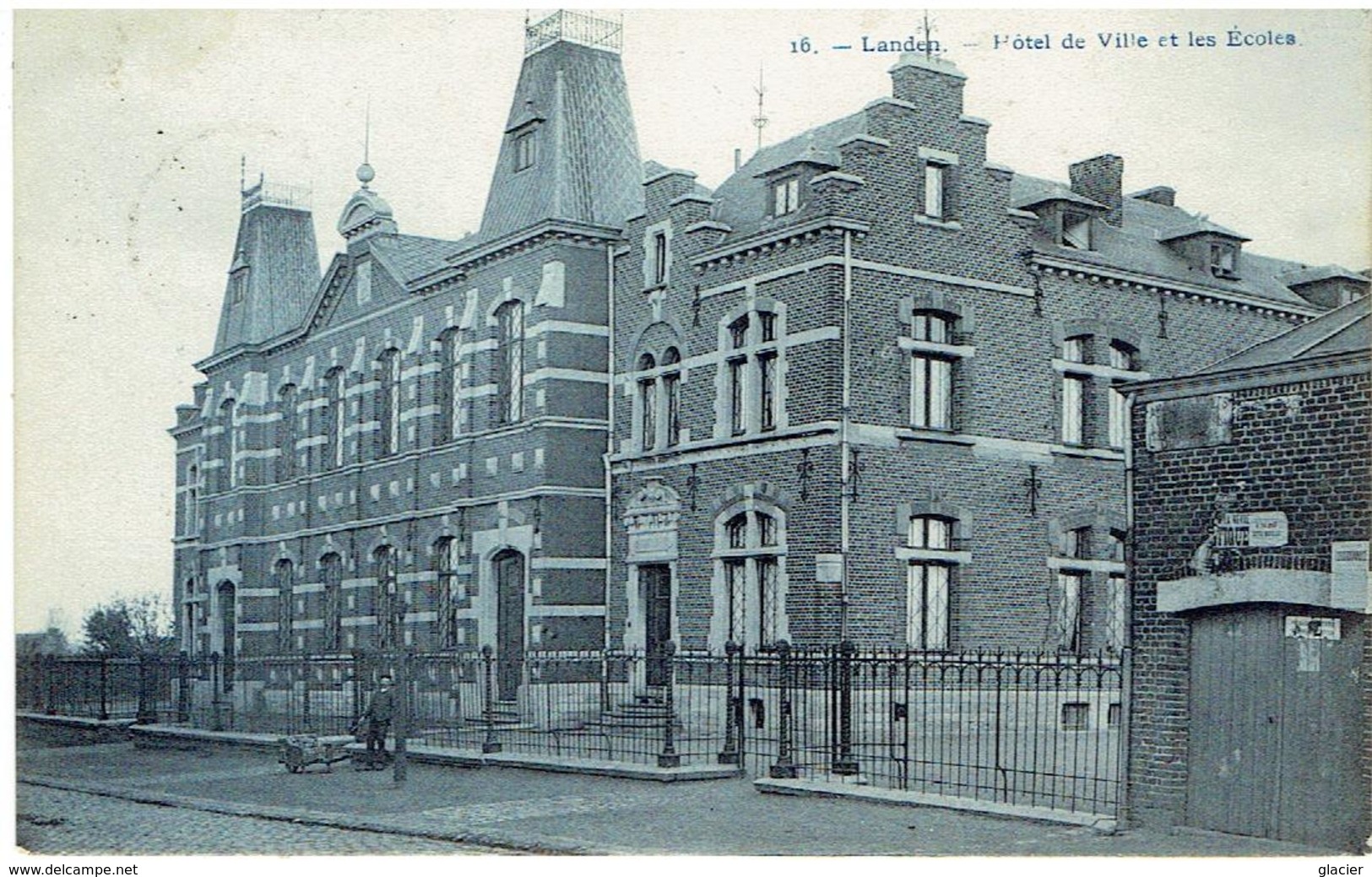 LANDEN - Hôtel De Ville Et Les Ecoles - N° 16  Phot. Bertels - Landen