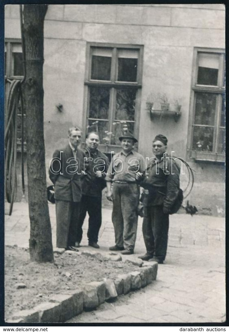 Cca 1950 Kéményseprők, Fotó, 9,5×6,5 Cm - Autres & Non Classés