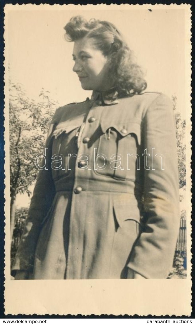 1944 Nő Katonaruhában, Hátoldalon Feliratozott Fotólap, 14×8,5 Cm - Autres & Non Classés
