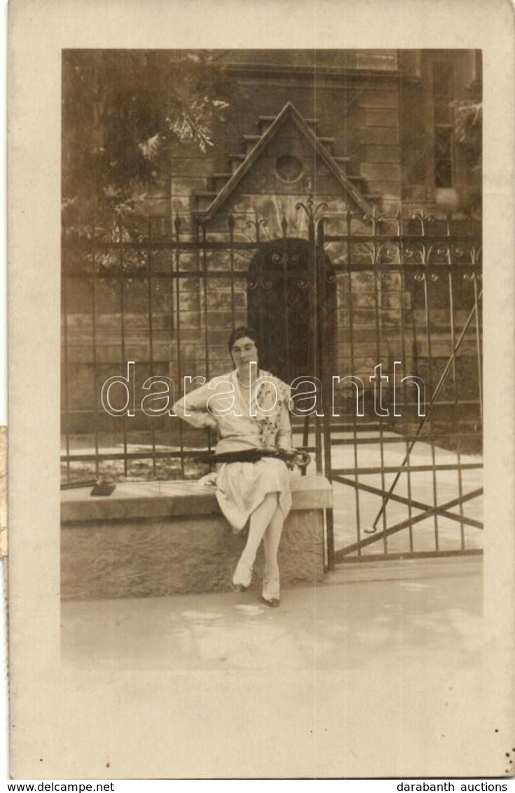 T2 1930 Sepsiszentgyörgy, Sfantu Gheorghe; Hölgy Esernyővel Templom Előtt / Lady With Umbrella In Front Of The Church. P - Non Classés
