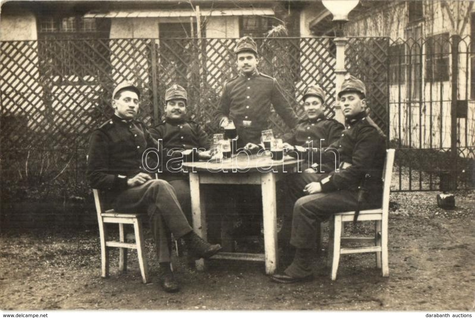 * T2 Italozó Osztrák-magyar Katonák Csoportképe / Austro-Hungarian K.u.K. Soldiers Drinking, L. Weiss Fotograf Wien Phot - Non Classificati