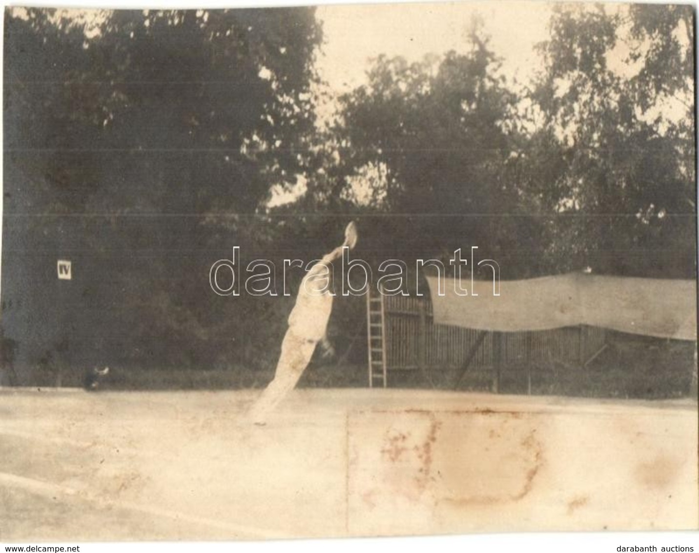 ** Teniszező Férfi Egy Teniszpályán / Tennis Playing Man At The Tennis Court. Photo (10,5 Cm X 8 Cm) (vágott / Cut) - Non Classés