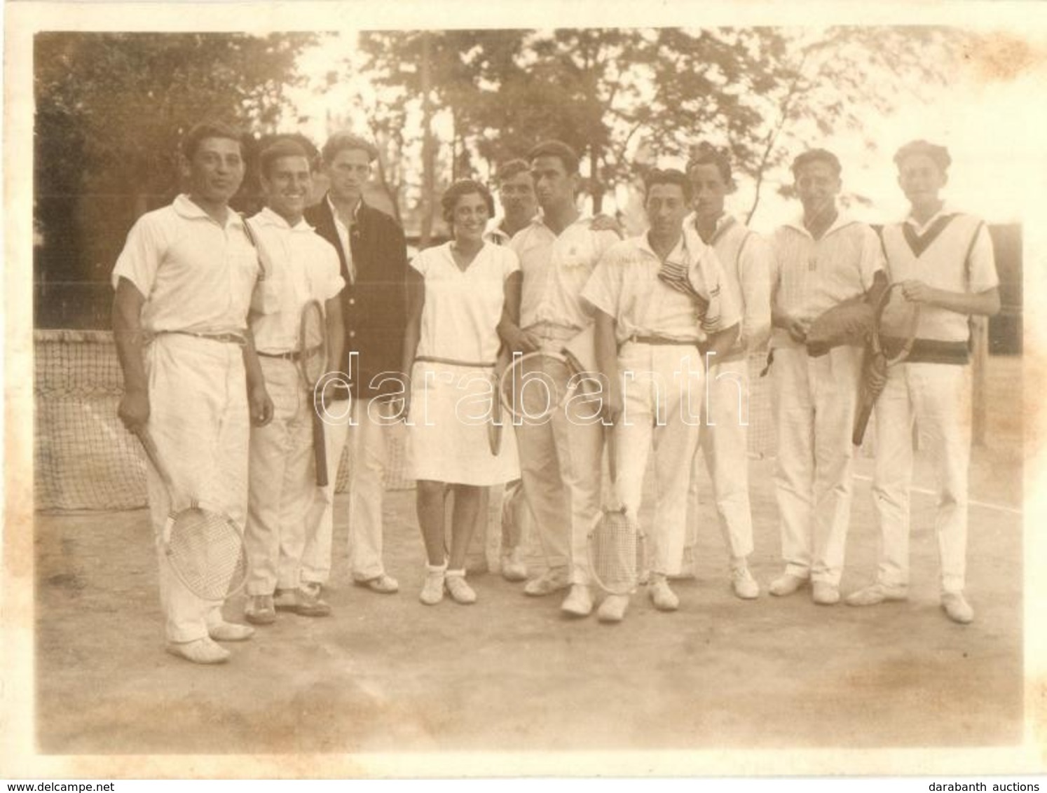 ** Teniszezők Csoportképe A Teniszpályán / Tennis Players Group Picture At The Tennis Court. Photo (12 Cm X 8,5 Cm) (vág - Non Classés