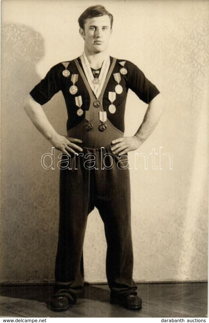 ** T1 Sportoló érmekkel / Athlete With Medals. Photo - Non Classés