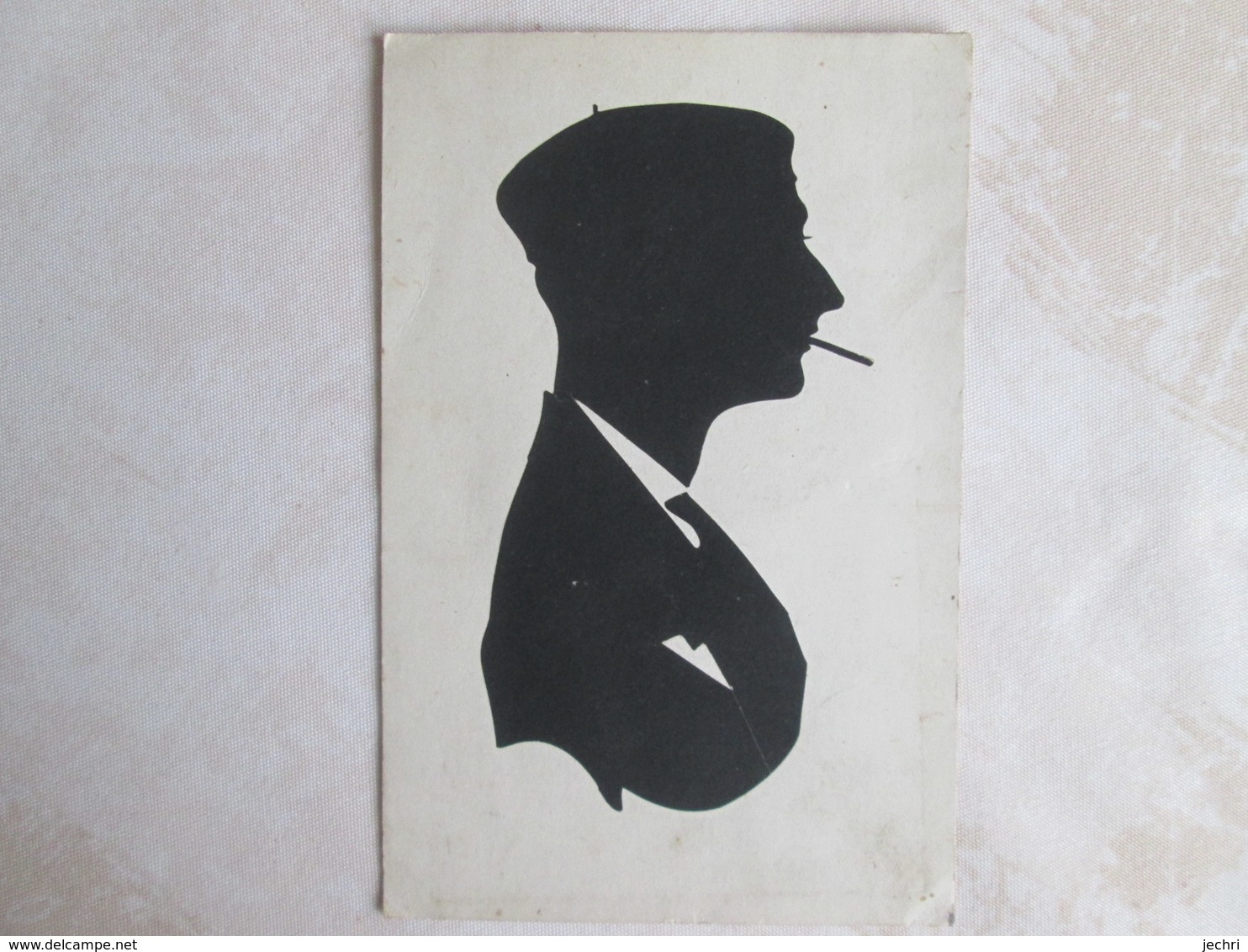 Silhouette . Homme Avec Un Beret Et Cigarette - Silhouettes