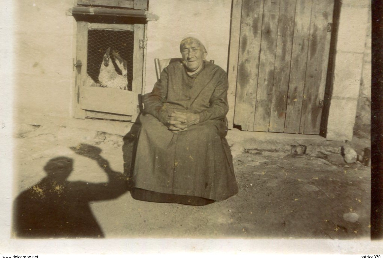 PHoto Prise Le 7 Août 1928 Vieille Femme Assise Devant Poulailler Ombre Homme Qui Lève Chapeau Pour Saluer A Identifier - Places