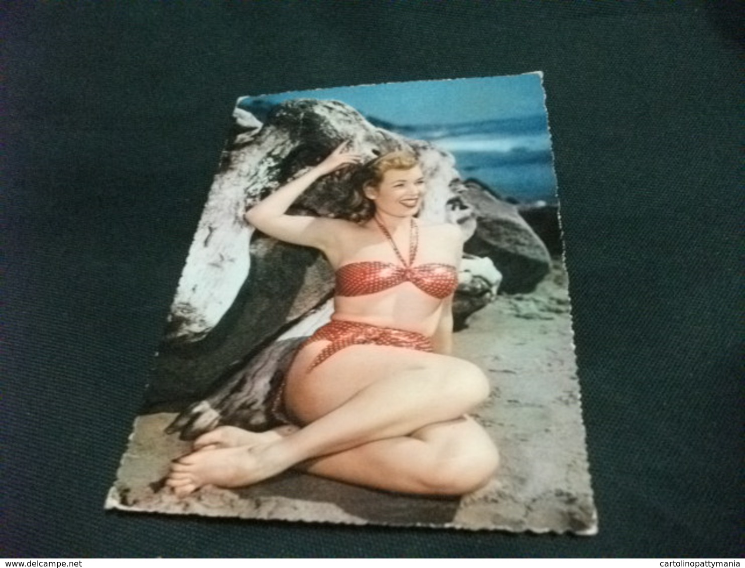 PIN UP BIONDA GIOVANE DONNA BIKINI APPOGGIATA A SCOGLIO PIEGA ANG. - Pin-Ups