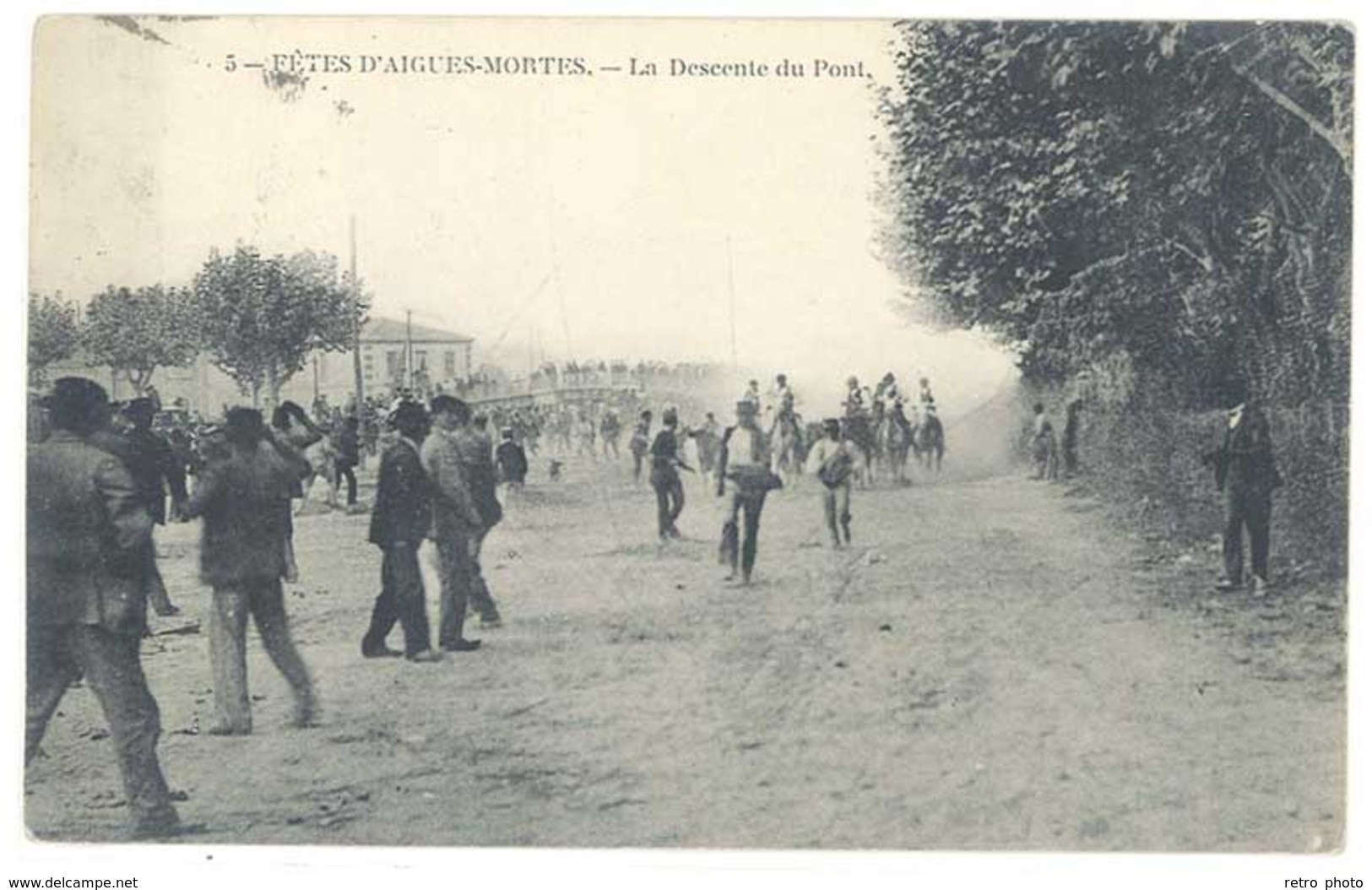 Cpa Gard - Fêtes D'Aigues Mortes - La Descente Du Pont ( Taureaux, Chevaux ) - Aigues-Mortes