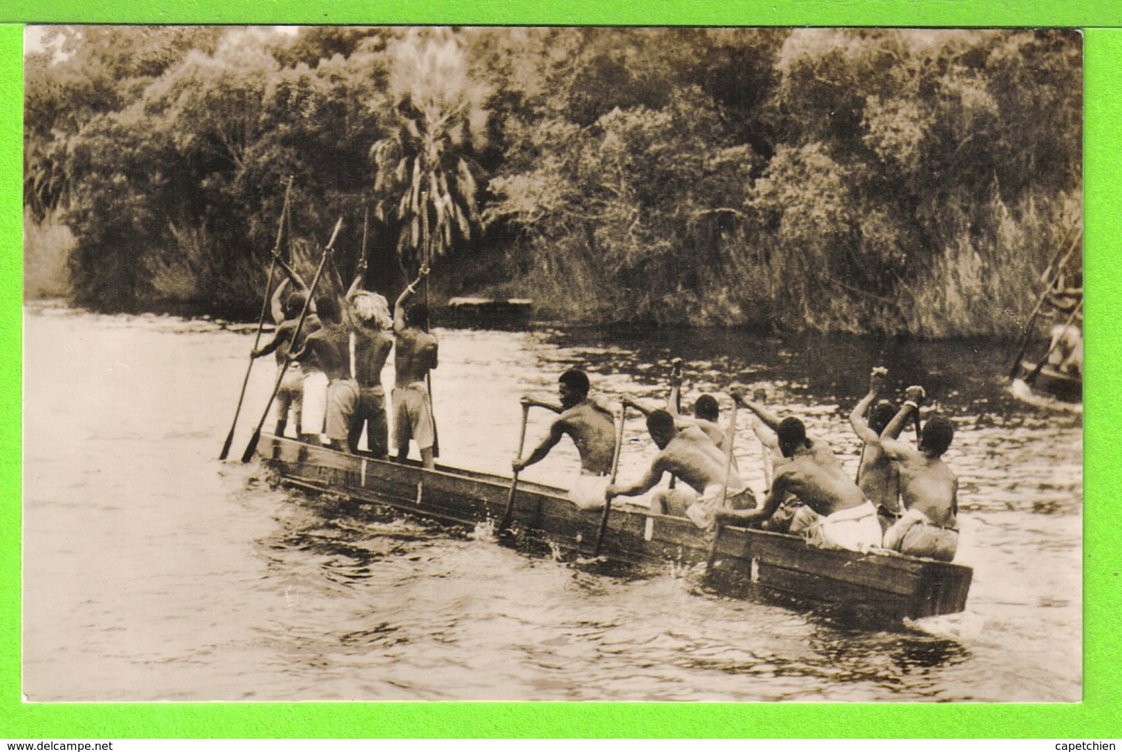 ZAMBIE - A NATIVE CANOE ON THE ZAMBEZI RIVER ABOVE THE VICTORIA FALLS - Carte Vierge - Zambia