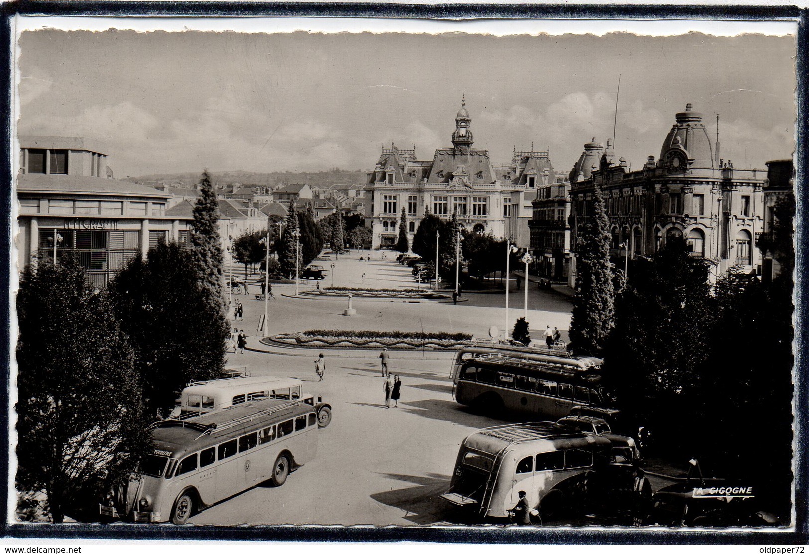 VICHY - BEAU PLAN D'AUTOBUS - AUTOCARS - AUTOCAR - ESPLANADE DE L'HOTEL DE VILLE - Vichy