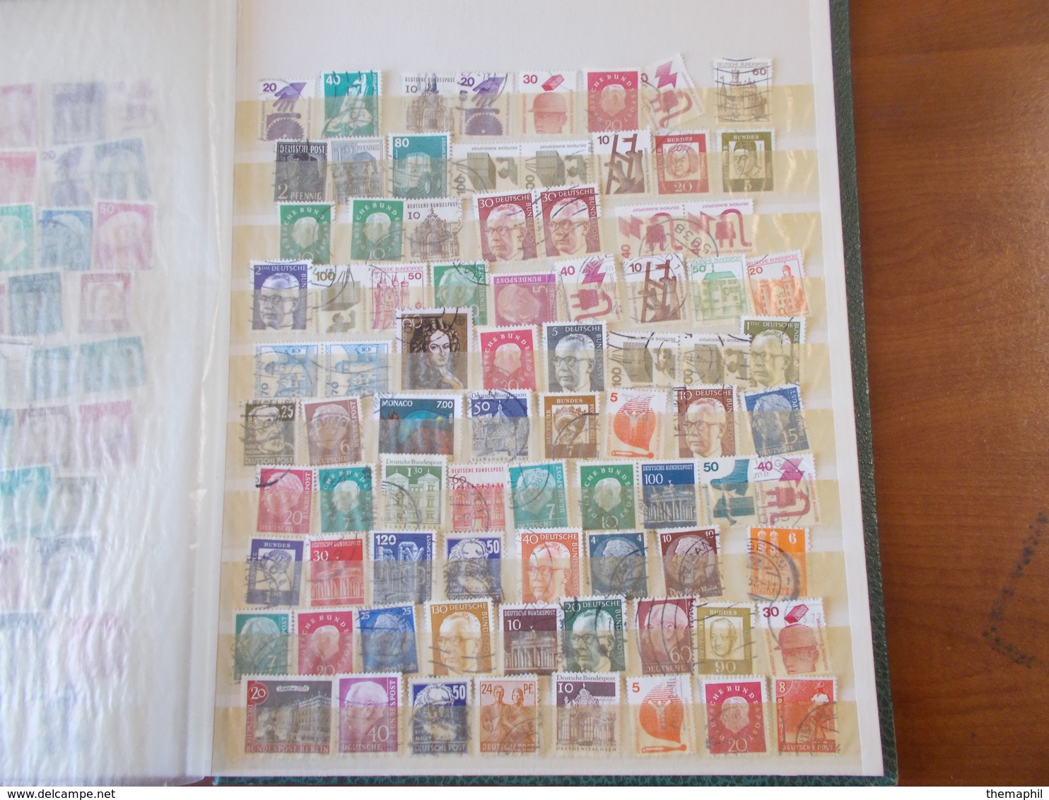 lot n° 671  MONDE   collection dans un classeur n. ou obl. ,  .  no paypal