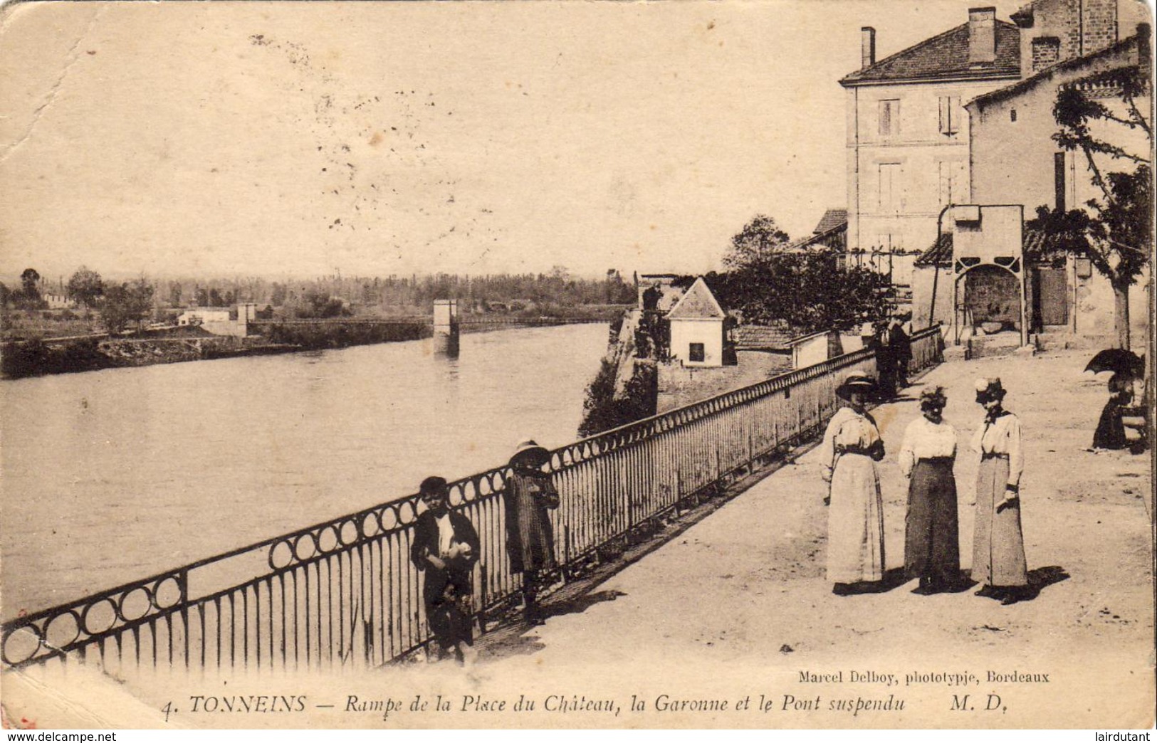 D47  TONNEINS  Rampe De La Place Du Château , La Garonne Et Le Pont Suspendu - Tonneins