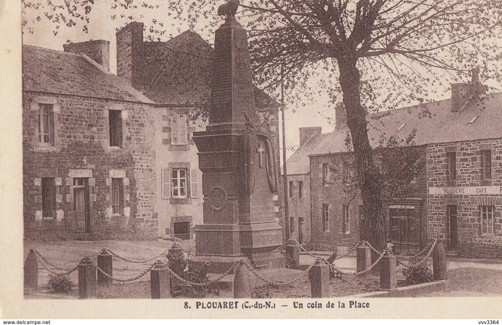 PLOUARET: Un Coin De La Place (monument Aux Morts) - Plouaret