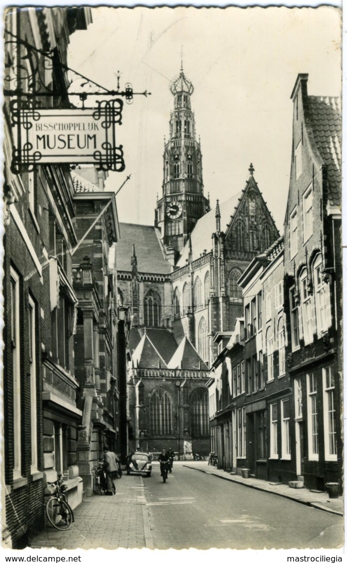 NEDERLAND  PAESI BASSI  OLANDA  HAARLEM  Jansstraat Met Grote Kerk  Bisschoppelijk Museum VW Kafer - Haarlem