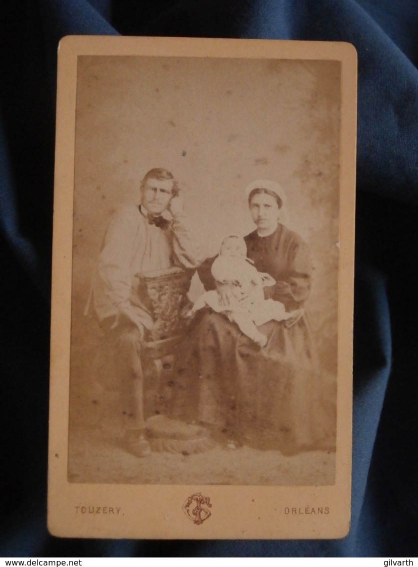 Photo CDV Touzéry à Orléans - Couple Avec Leur Bébé, Circa 1875 L402 - Anciennes (Av. 1900)