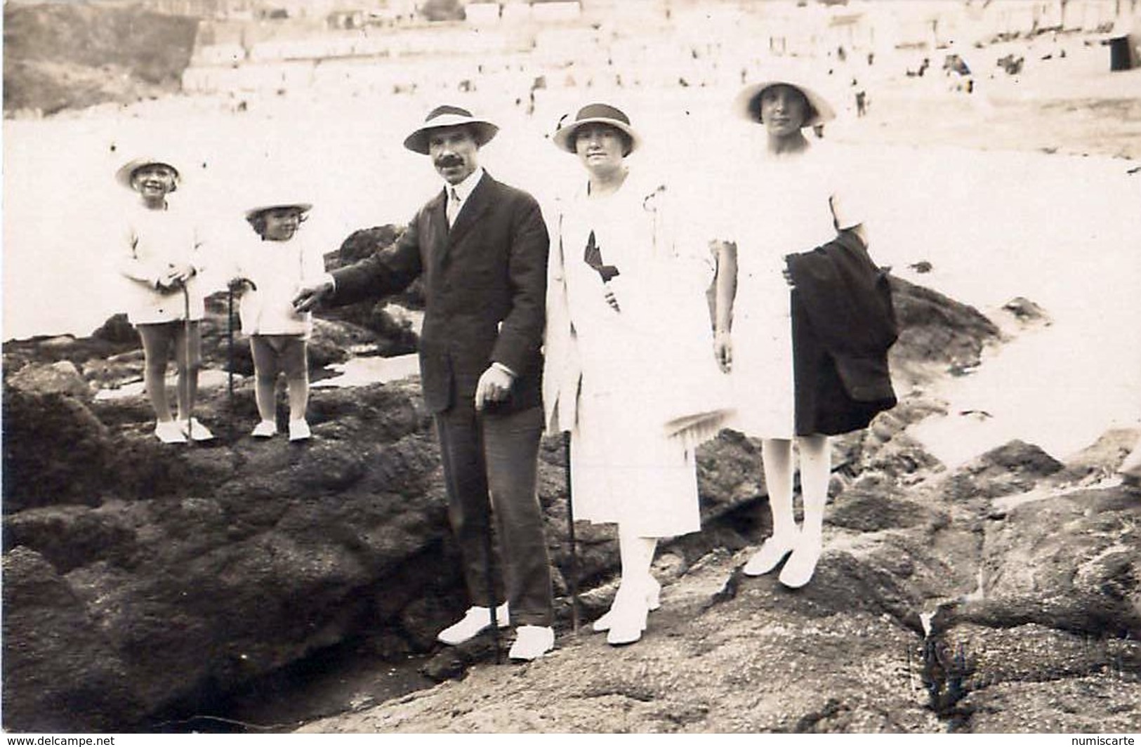 Cpa Carte Photo SAM PLAY - SAINT QUAY PORTRIEUX 22 - Famille Sur Les Rochers De La Plage - Saint-Quay-Portrieux