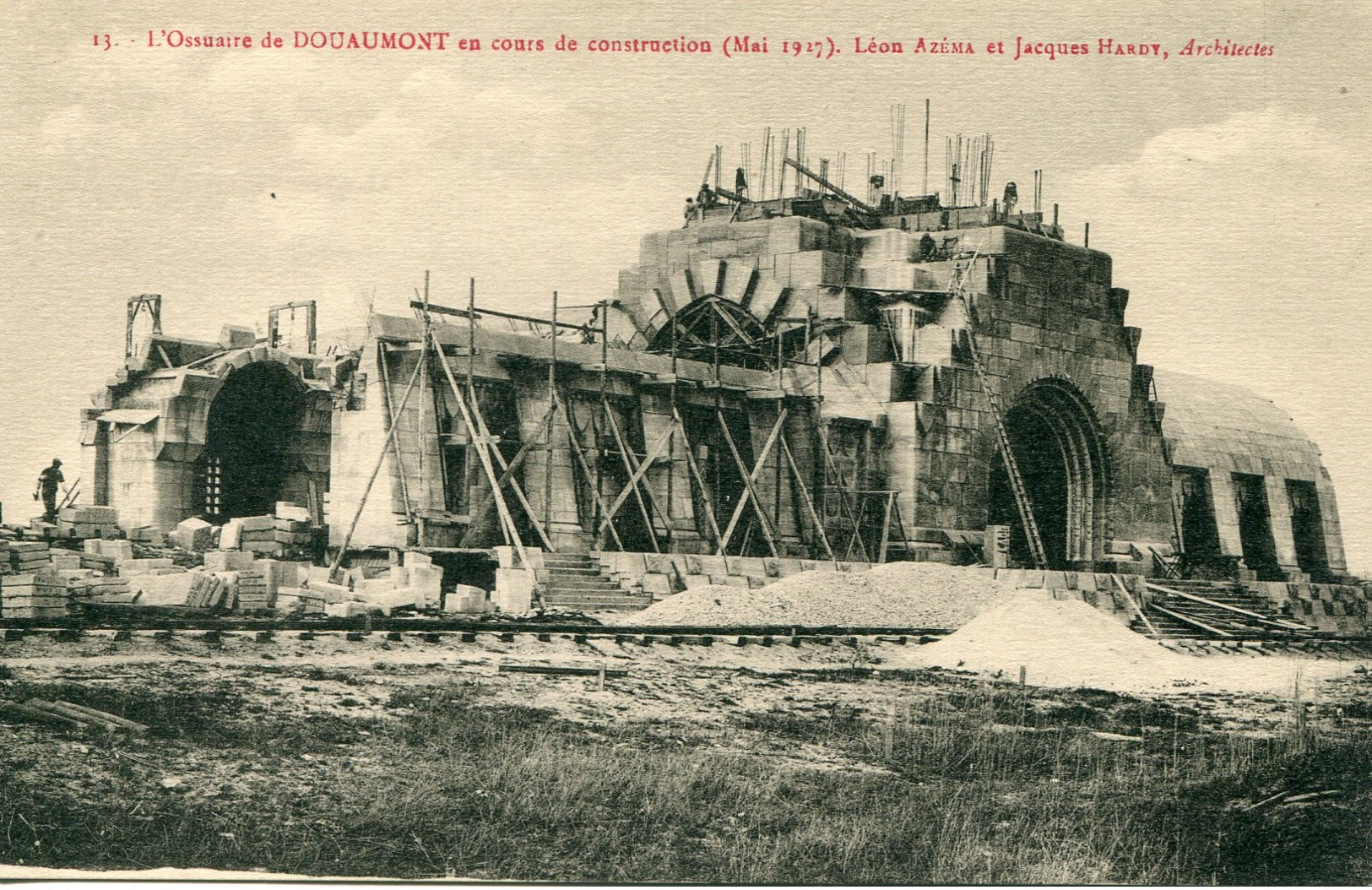 55 - DOUAUMONT - L'Ossuaire De Douaumont En Cours De Construction (mai 1927). - Douaumont