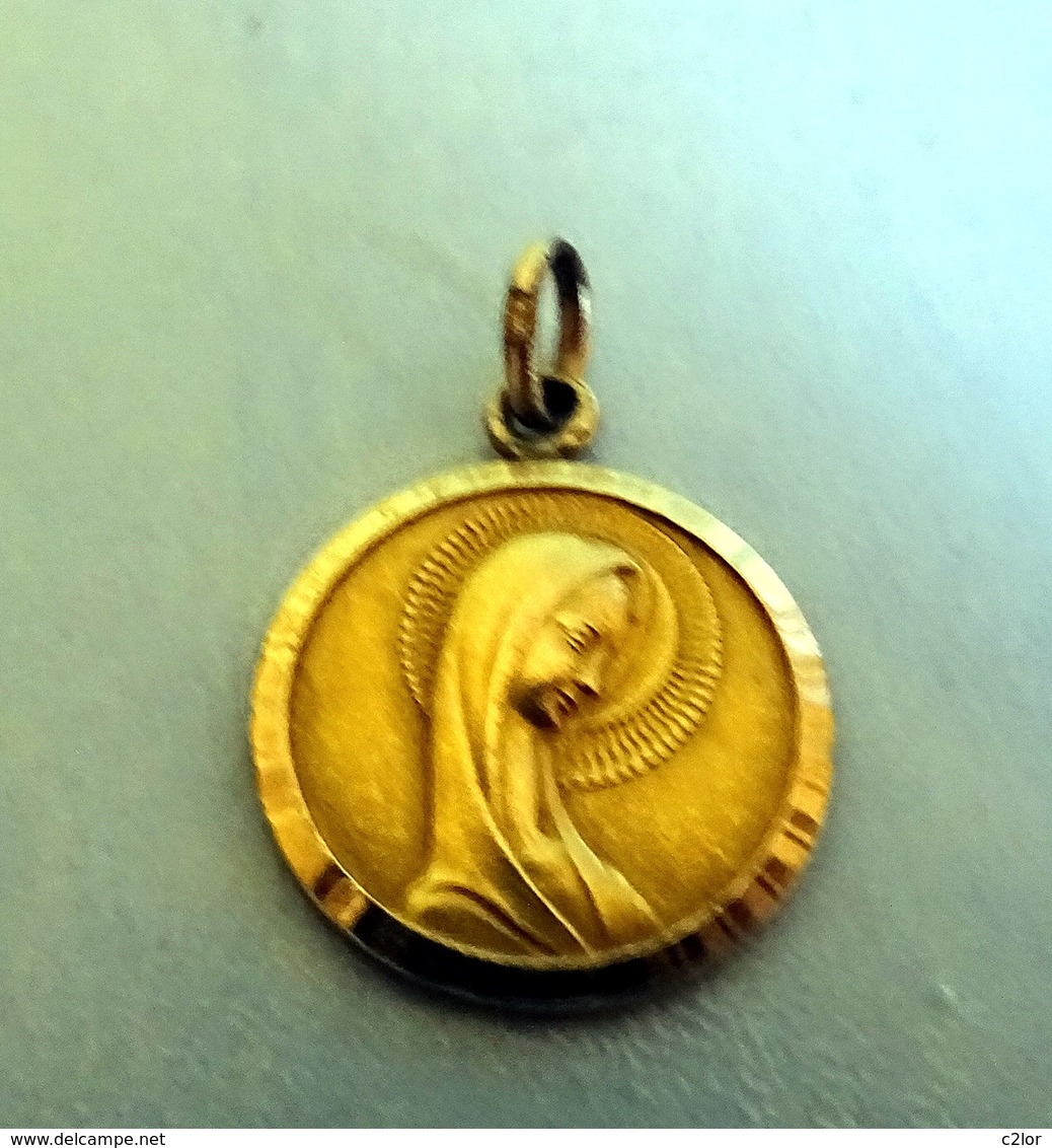 Médaille De Baptême  En Plaqué Or Poinçonné Au Prénom De "Mireille, - Pendentifs