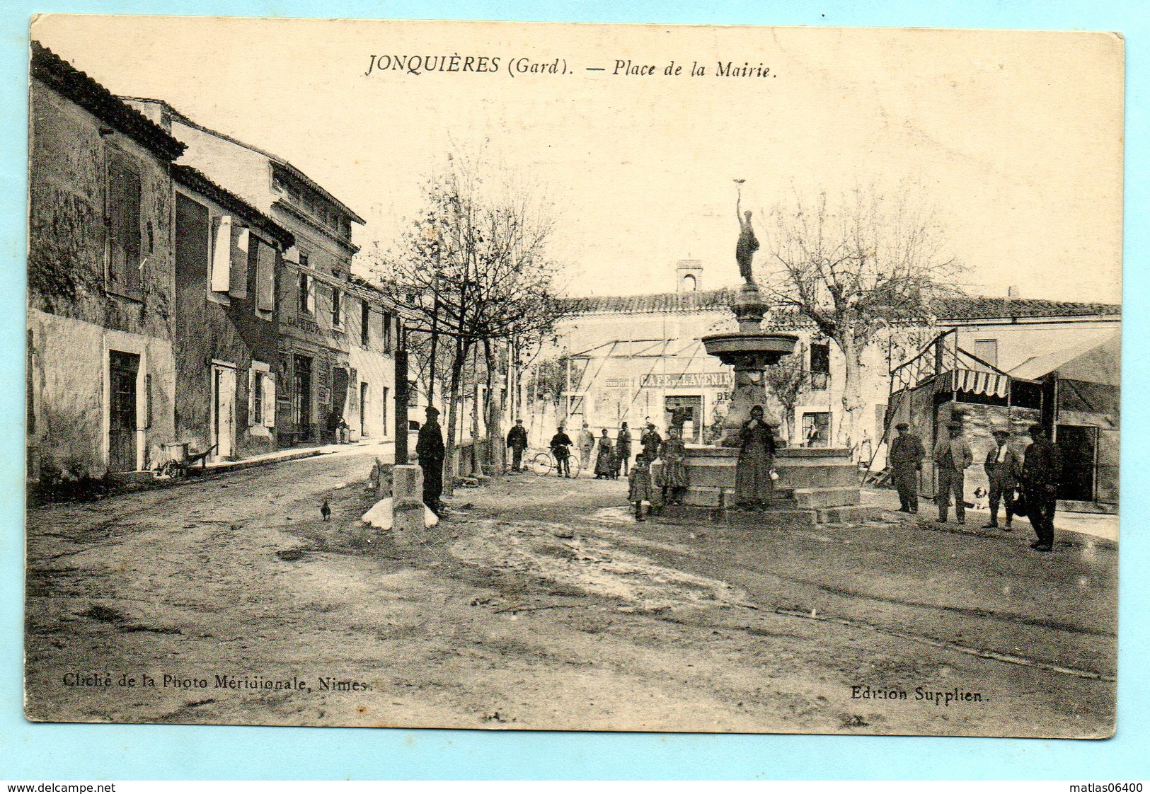 30- JONQUIERES -  Place De La Mairie  ( Animée )   Ed Supplien      CPA - Autres & Non Classés