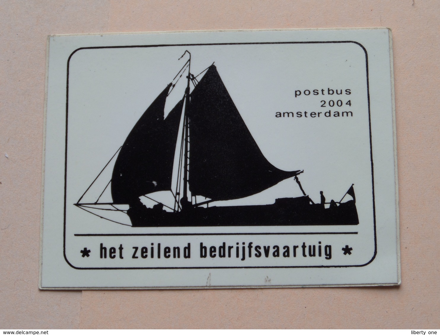 Het ZEILEND BEDRIJFSVAARTUIG Amsterdam ( Sticker / Selbstkleber : +/- 5,5 X 7,5 Cm.) See / Zie Foto Voor Detail ! - Andere & Zonder Classificatie