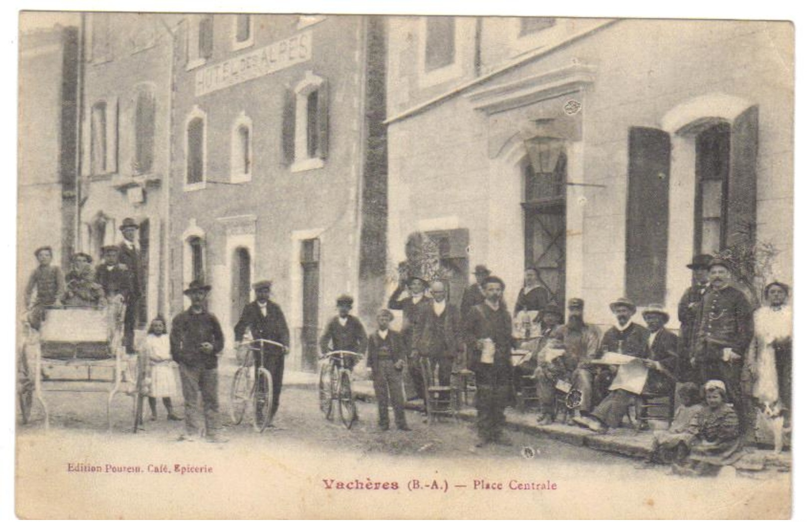 Cpa Du 04- VACHERES- Place Centrale - Sonstige & Ohne Zuordnung