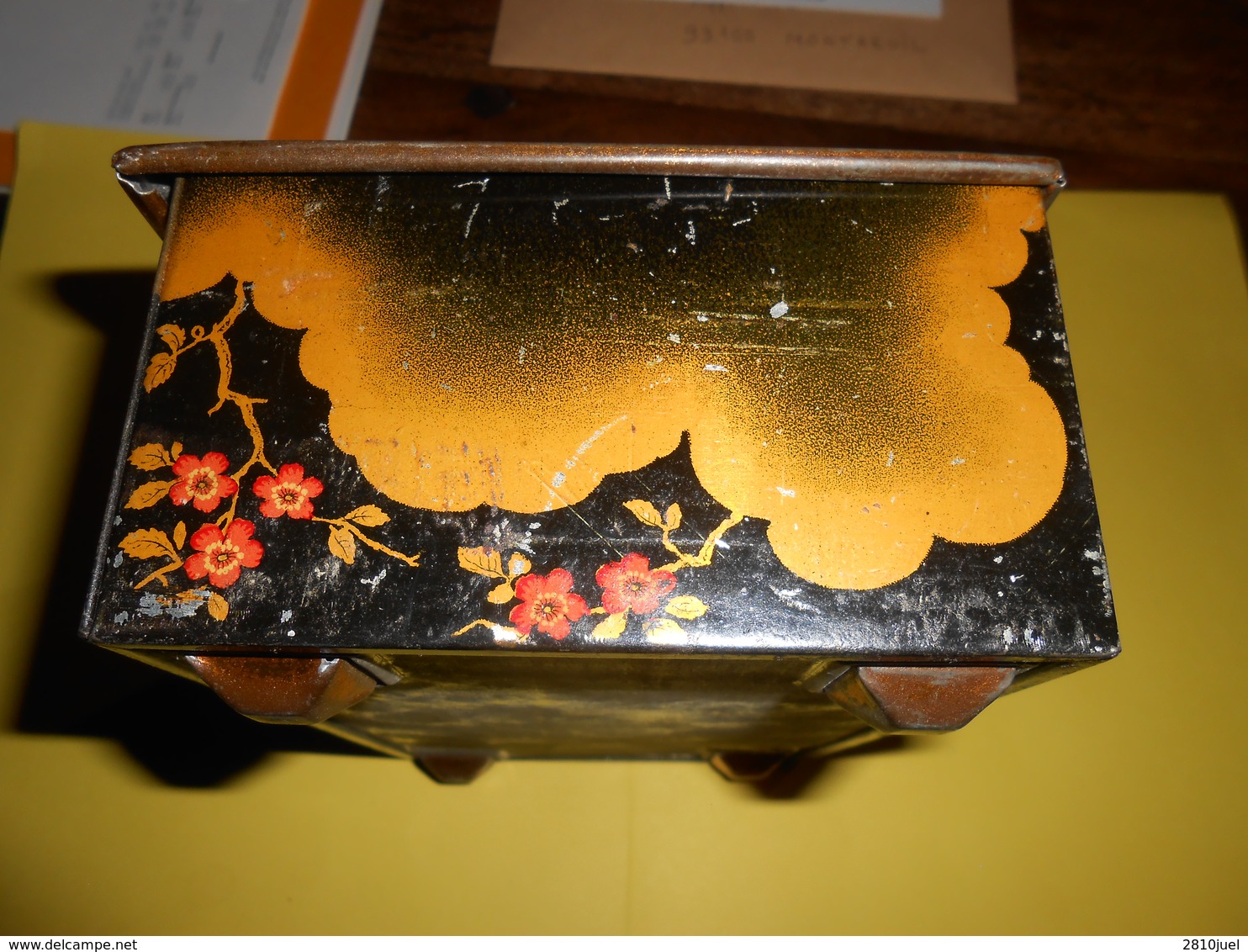 Boîte- boîte en fer, peinte (fruits) début XXème avec serrure et clé, sur pieds -