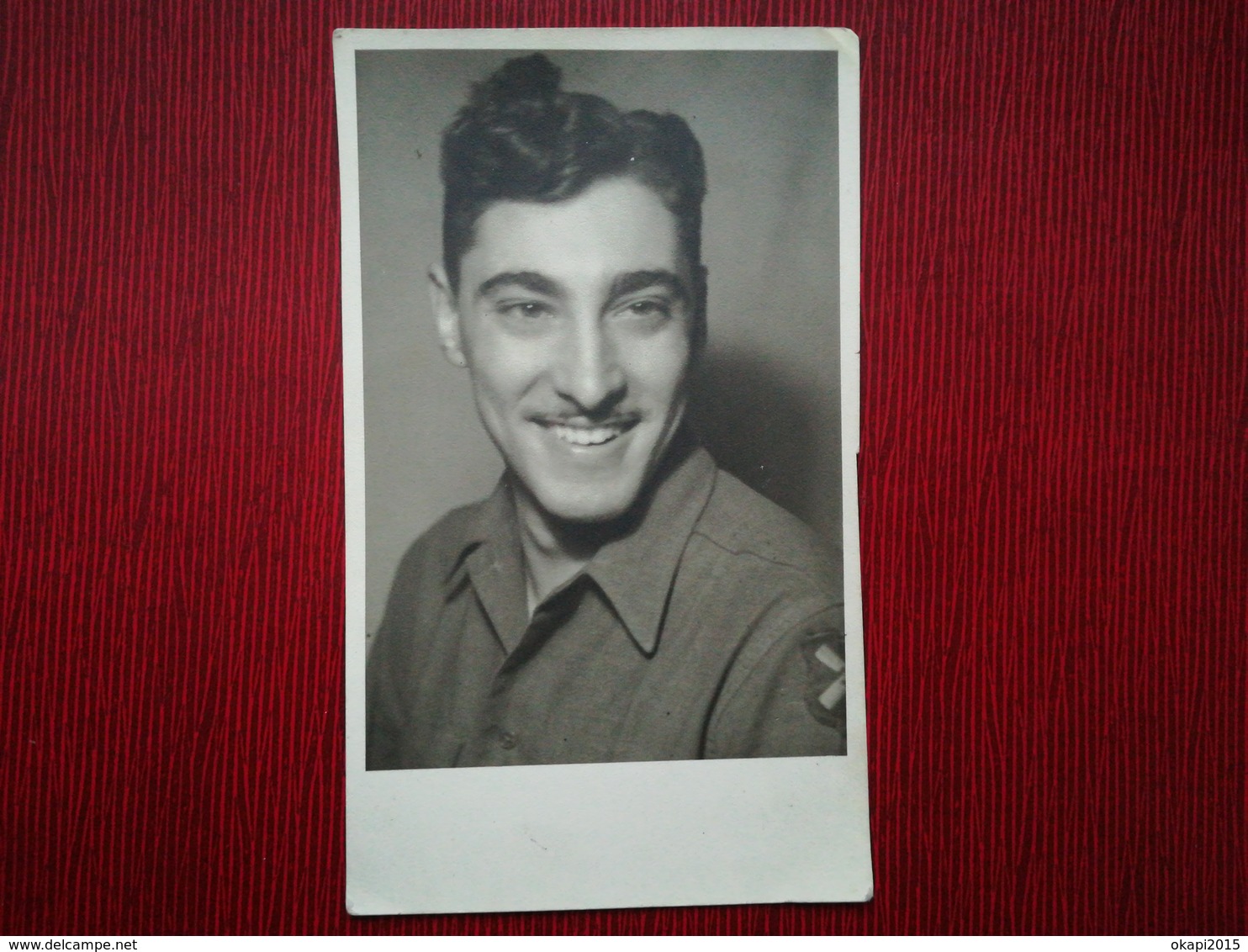 MILITAIRE ANGLOPHONE SOURIANT À 3 MOIS DE LA LIBÉRATION GUERRE 1939 - 1945  ALLEMAGNE GERMANY 1 PHOTO + 1 CARTE POSTALE