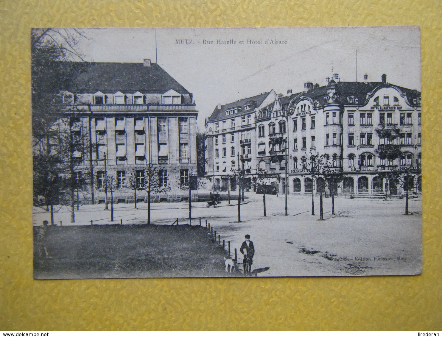 METZ. La Rue Harelle Et L'Hôtel D'Alsace. - Metz