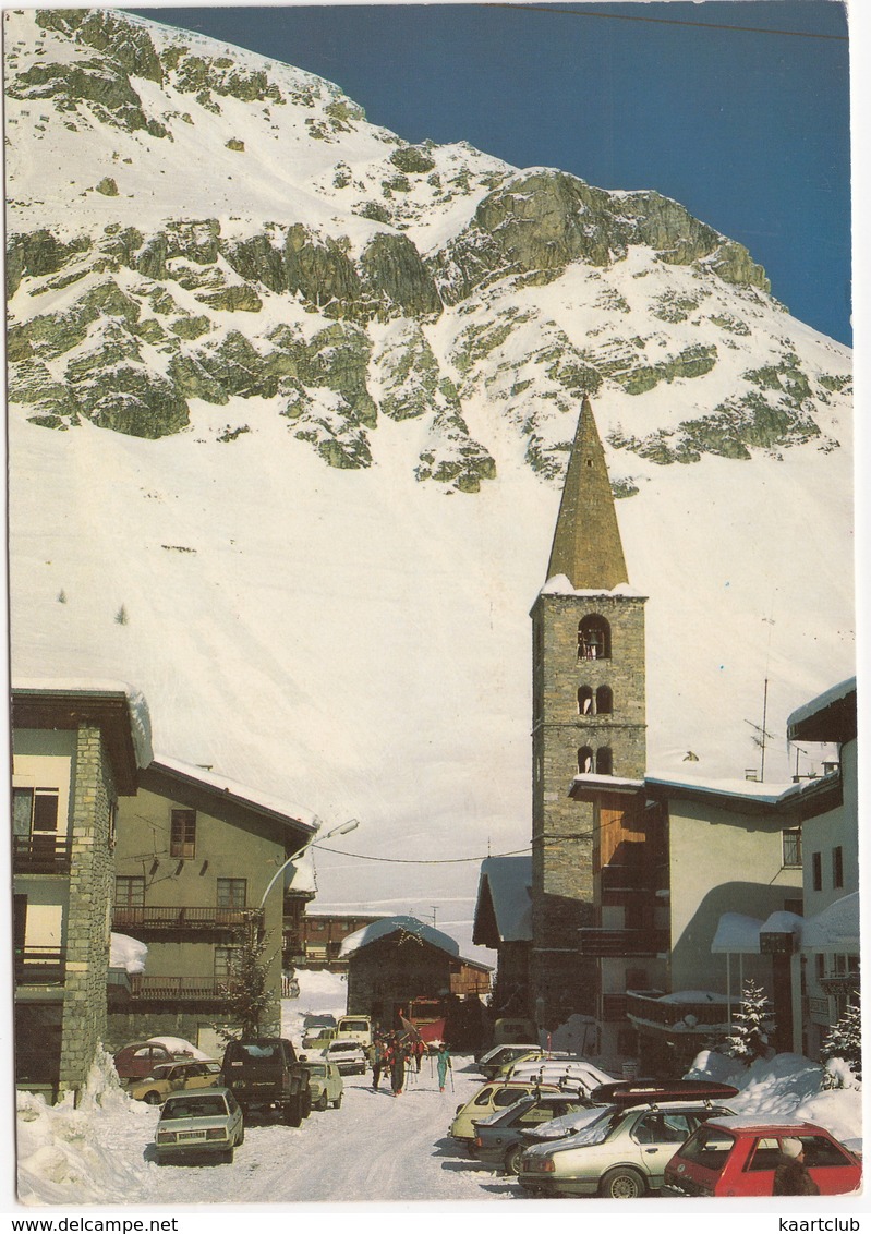 Val D'Isère: PEUGEOT 104, BMW 733i, SEAT 131, JEEP XJ, CITROËN DYANE, GS BREAK, 2CV, RENAULT 5 - L'église - Toerisme