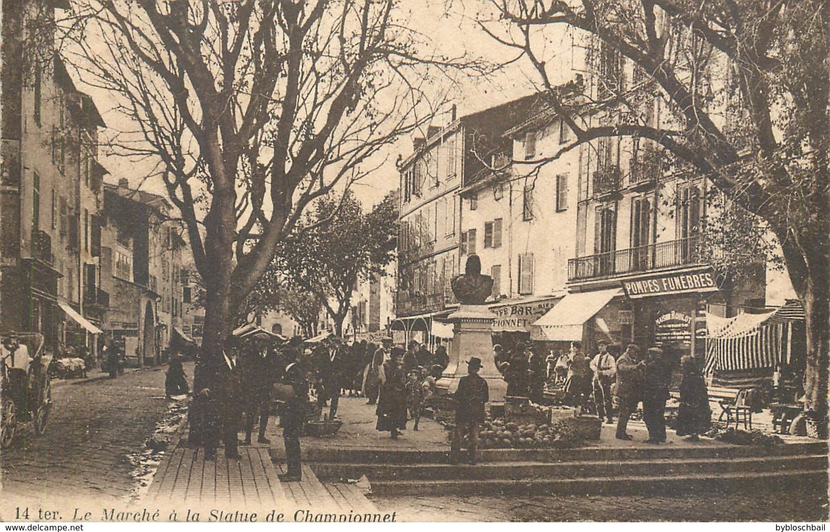 CPA 06 Alpes Maritimes Antibes Le Marché Provençal à La Statue Championnet - Pompes Funèbres Roblot - Café Bar - Antibes