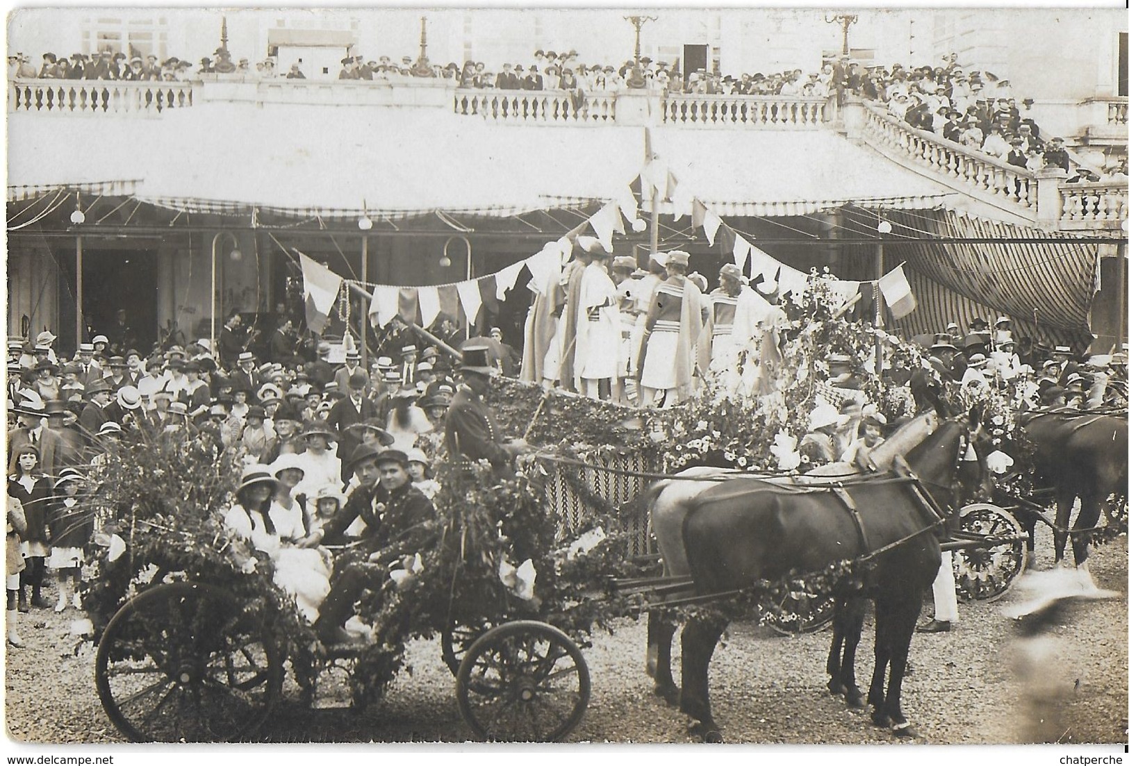 CARTE PHOTO  LIEU A IDENTIFIER ??? FÊTE CORSO DÉFILE  CHARS "LA MARINE" ATTELAGE CHEVAUX VOIR AU SECOND PLAN - Photographie