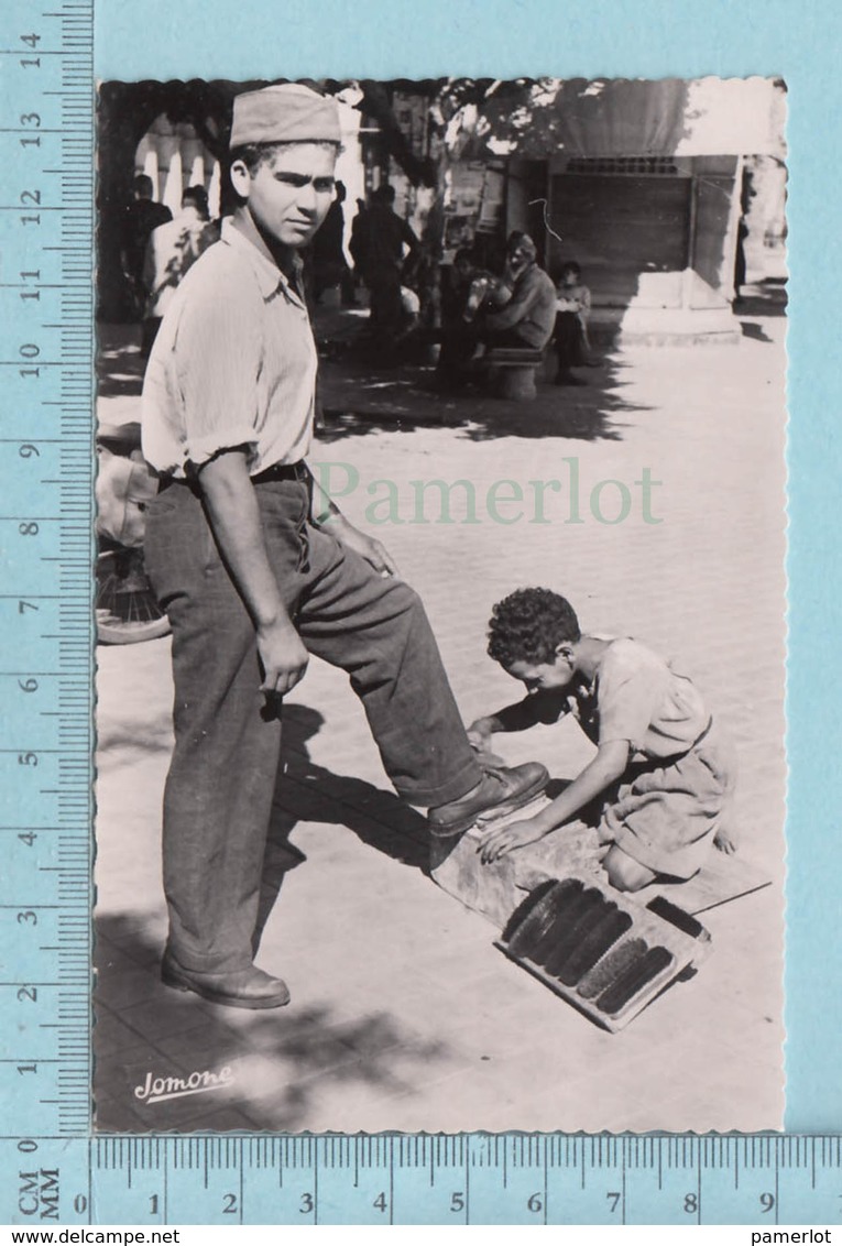 Algerie - Alger, Vraie Photo,  Calot Militaire  Algerien, Porté Par Un  Jeune Homme Faisant Cirer Ses Souliers - Scènes & Types