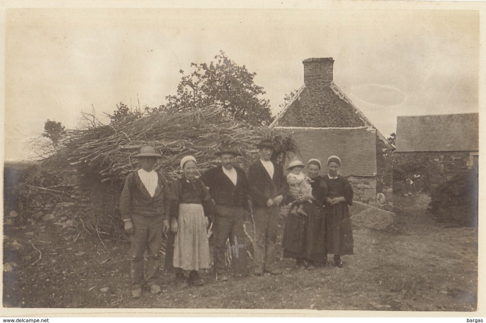 Photo Format Carte Postale Bretagne Kervoelen Et Sa Famille 1921 - Places