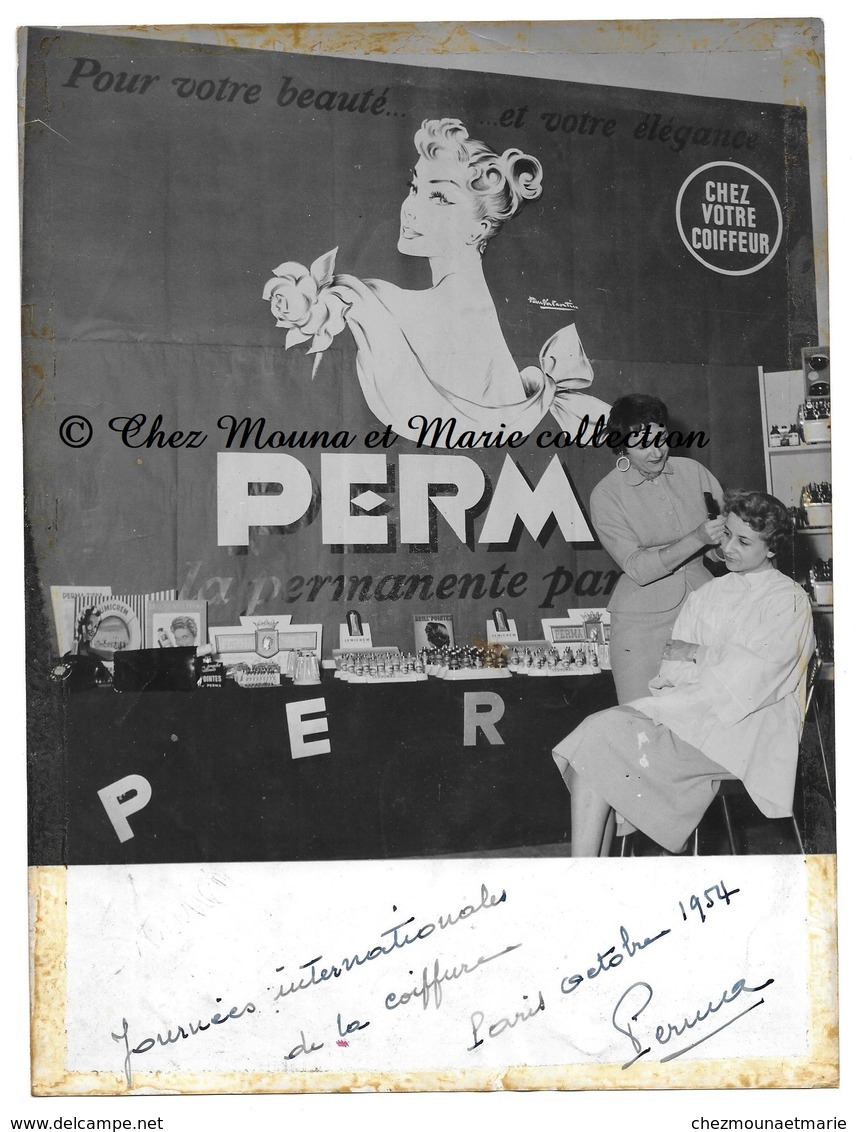 PARIS 1954 - JOURNEES INTERNATIONALES DE LA COIFFURE STAND PERMA - PHOTO MURET BERHAUT 24 X 18.5 CM - Métiers