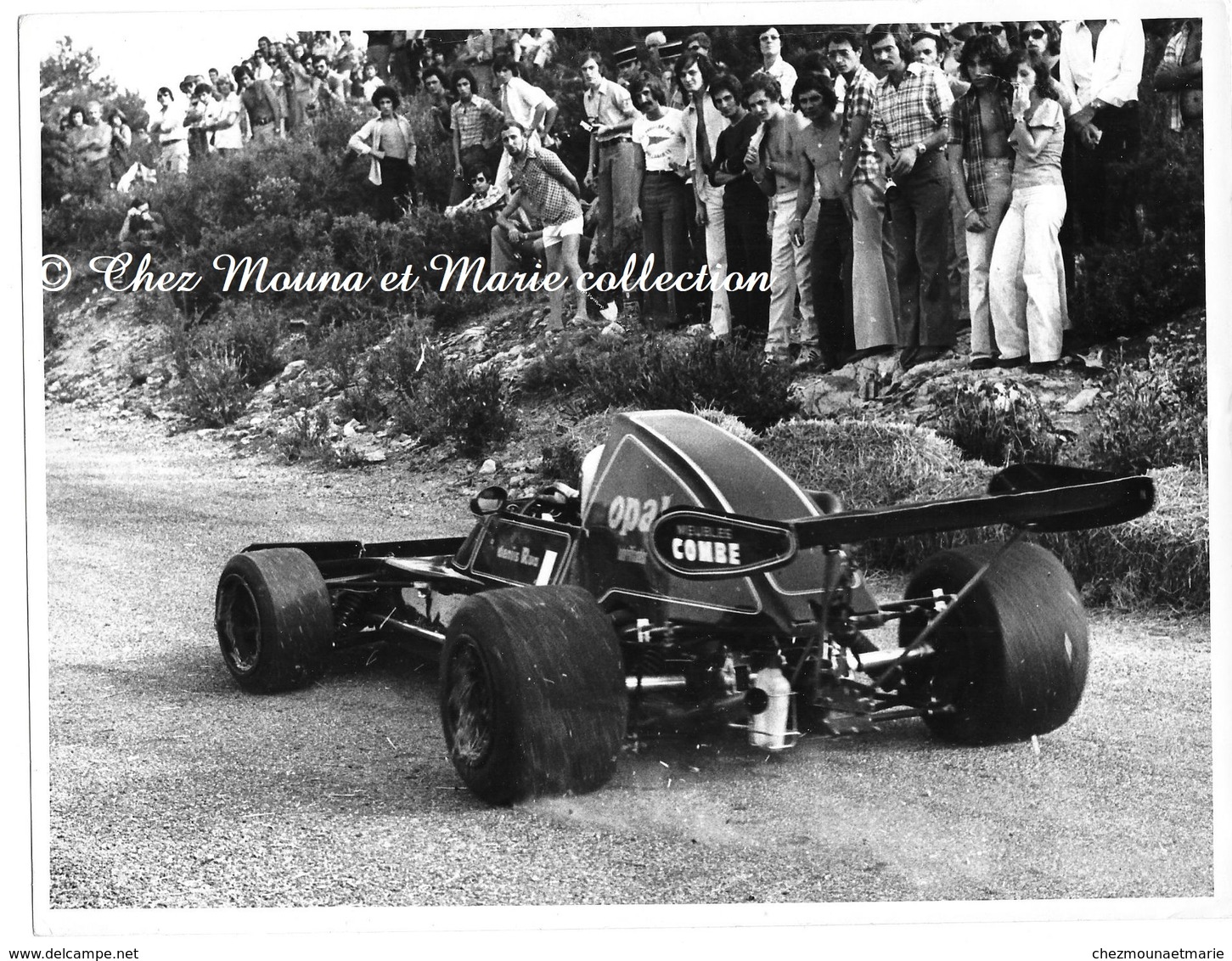 DENIS RUA - PILOTE MARSEILLAIS COURSES AUTOMOBILES - ANNEES 1970 - BOUCHES DU RHONE - LOT DE 2 PHOTOS ARLES 24 X 18.5 CM - Métiers