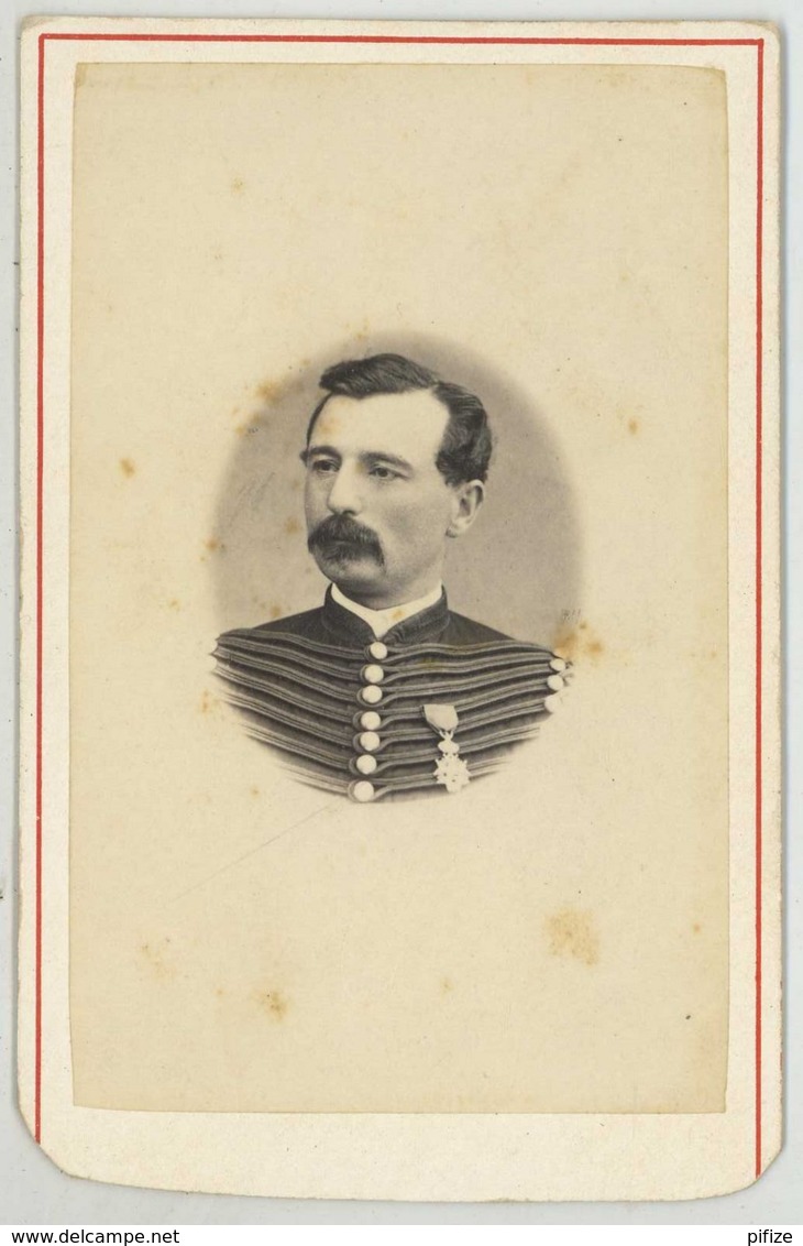 CDV Militaire Circa 1870 L. Bert à Nîmes . Un Hussard . Légion D'Honneur . - Ancianas (antes De 1900)