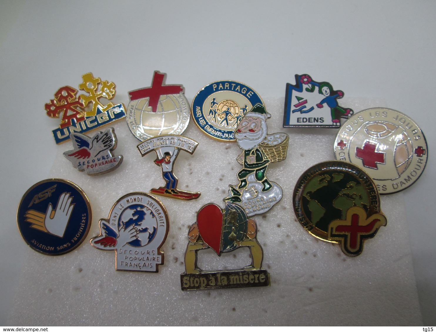 PIN'S    Lot 12 Associations  Croix Rouge  Unicef  Secours Populaire ........ - Verenigingen