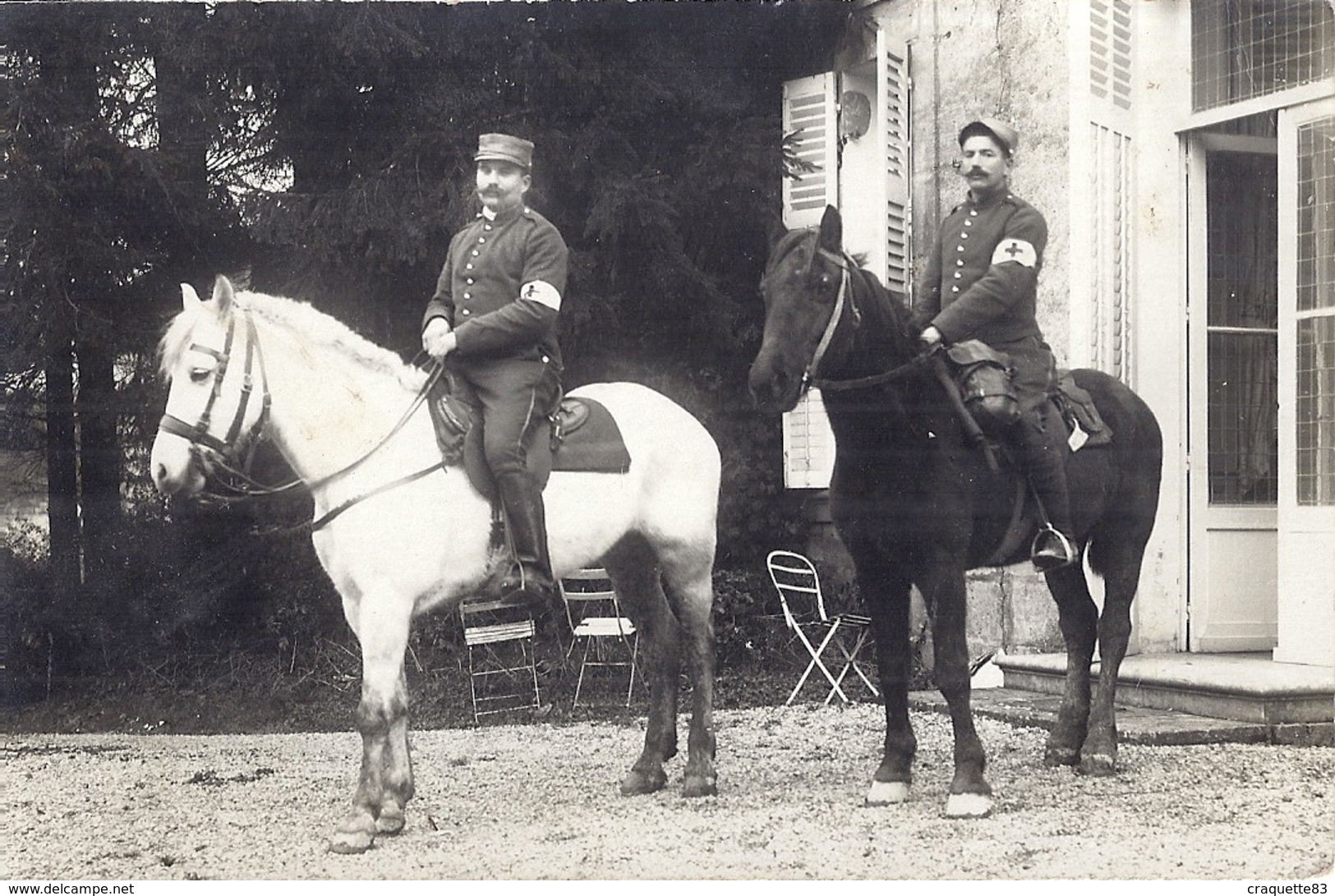 MILITAIRES DE LA CROIX ROUGE  A CHEVAL  CARTE PHOTO  R. DUVAU  COLOMBES - Guerre, Militaire