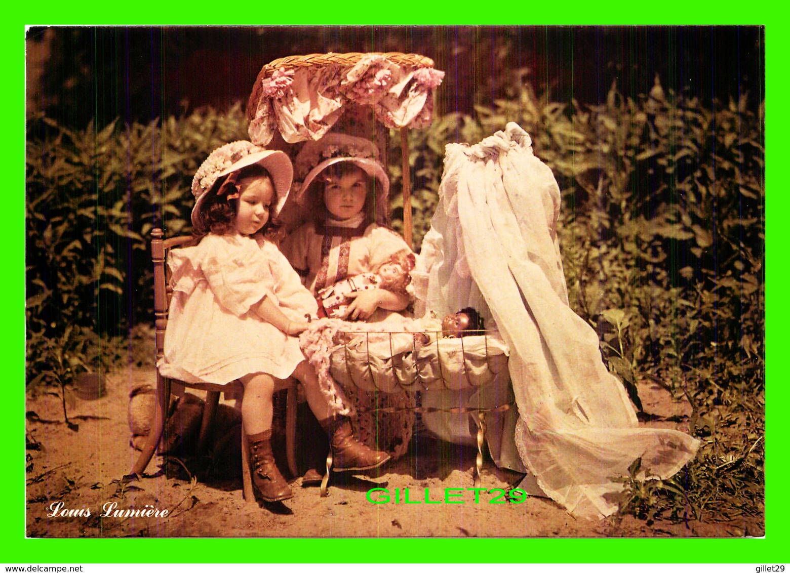 ENFANTS - 2 JEUNES FILLES QUI JOUENT AVEC LEUR POUPÉE - LOUIS LUMIERE - AGEP - DIMENSION 12 X 17 Cm - - Groupes D'enfants & Familles