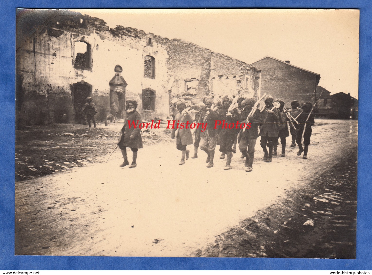 Photo Ancienne - Bataille De MONTDIDIER - Groupe De Poilu Indien Dans Un Village De La Somme - 1918 WW1 Indian Soldier - Guerre, Militaire