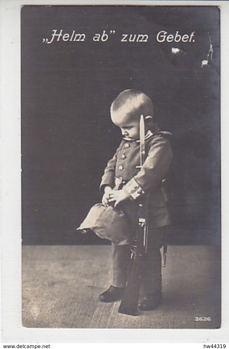 Kleiner Junge In Uniform Und Mit Gewehr Und Bajonett - Helm Ab Zum Gebet - Schaden Oben Links - Abbildungen