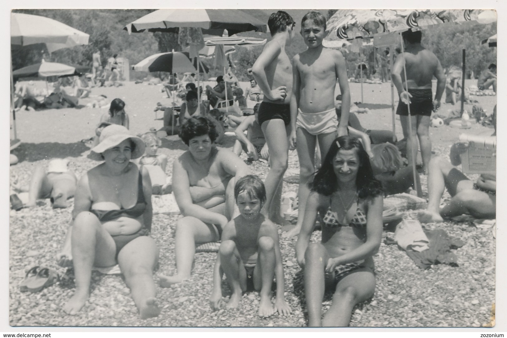 REAL PHOTO Ancienne, Beach  Scene Bikini Women And Boys, Femmes En Mailot De Bain Et Garcons Sur Plage, ORIGINAL - Unclassified