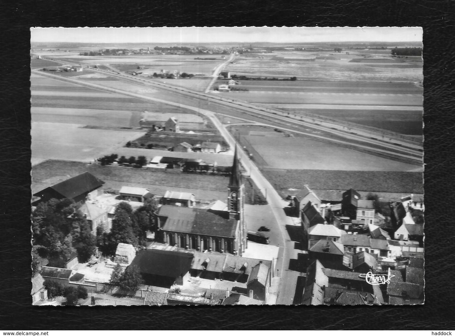 VENDEVILLE: L'EGLISE ST HUBERT VUE AERIENNE - Autres & Non Classés