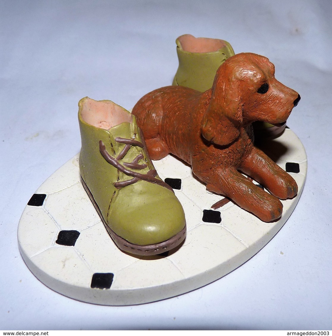 ADORABLE STATUETTE FIGURINE JOLI CHIEN RESINE BEBE COCKER ENTRE DES CHAUSSURES   Tbe - Cani