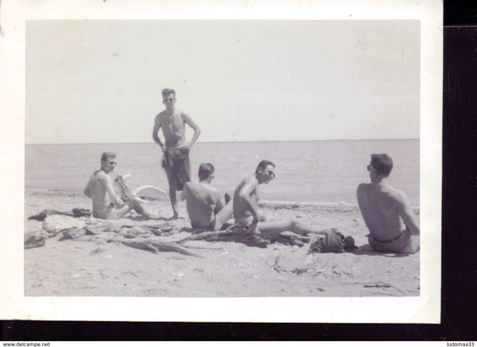 Photo Ancienne ,groupe D'hommes A La Plage - Personnes Anonymes