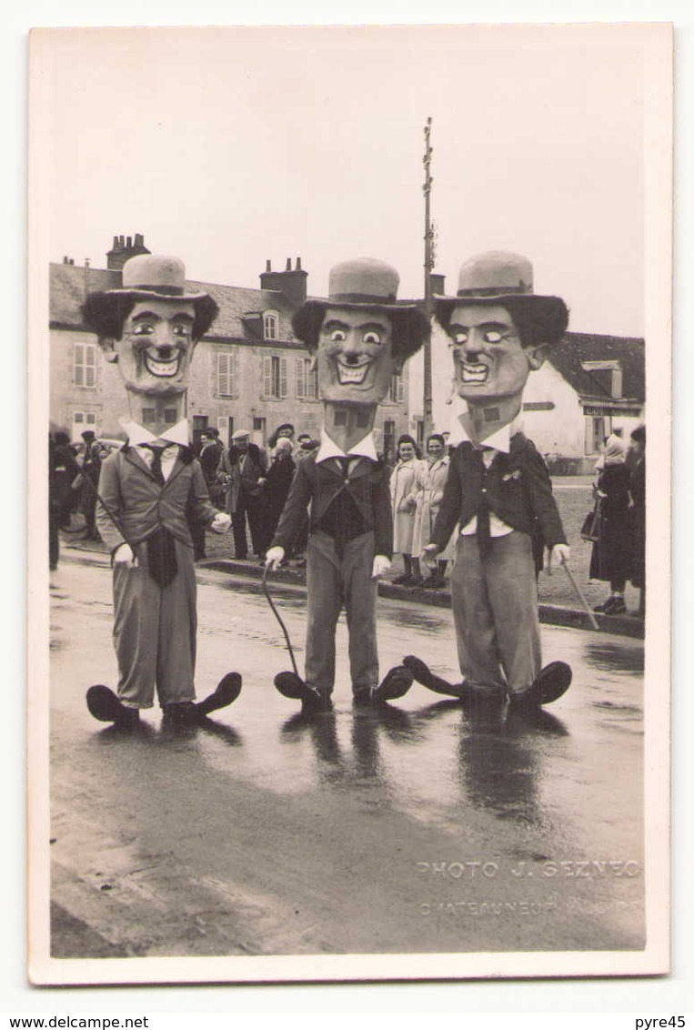 Photo ( 14 X 9 Cm )Grosses Têtes Charlie Chaplin Carnaval Chateauneuf Loiret - Personnes Anonymes